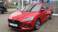 Fantastic red tc Gebraucht 2024 Ford Focus ST-Line Limousine | 25.950 € (Fairer Preis)