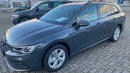 Gebraucht VW Golf VIII 150 PS (110 kW) 2023 Delfingrau metallic (metallic) Kombi