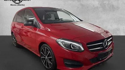 Gebraucht Mercedes B200 Urban 156 PS (114 kW) 2015 Rot Van / Kleinbus