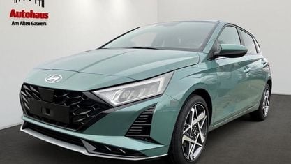 Gebraucht Hyundai i20 Prime 101 PS (74 kW) 2025 Mangrove green / mic (gruen) Limousine