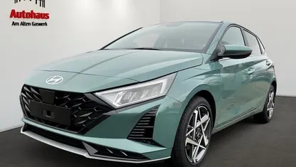 Gebraucht Hyundai i20 Prime 101 PS (74 kW) 2025 Mangrove green / mic (gruen) Limousine