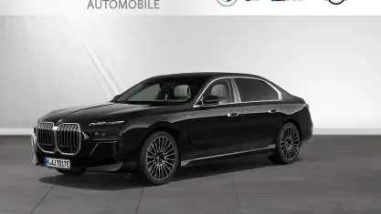 Gebraucht BMW 750e M Sport 489 PS (359 kW) 2025 Saphirschwarz metallic Limousine