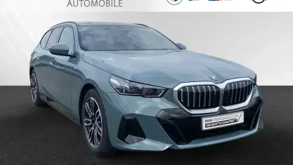 Gebraucht BMW 530e M Sport 299 PS (219 kW) 2025 Cape york grün metallic Kombi