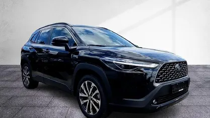 Schwarz Gebraucht 2024 Toyota Corolla Cross Team SUV | 34.995 € (Fairer Preis)