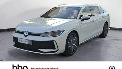 Weiß Gebraucht 2025 VW Passat R-line Kombi | 42.920 € (Superpreis)