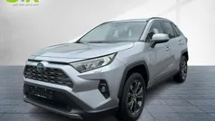 Lichtsilber metallic Gebraucht 2024 Toyota RAV4 Hybrid Team SUV | 35.990 € (Superpreis)