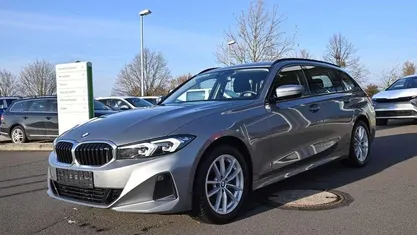 Grau Gebraucht 2023 BMW 318 Shadowline Kombi | 27.990 € (Guter Preis)