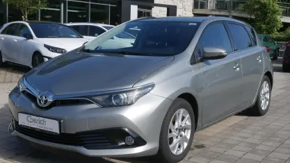Gebraucht Toyota Auris 116 PS (85 kW) 2016 New medium silver/ grey Limousine