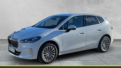 Weiß Gebraucht 2022 BMW 218 Active Tourer Luxury Line Van / Kleinbus | 25.980 € (Etwas zu teuer)