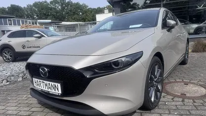 Neu Mazda 3 Exclusive-Line 140 PS (102 kW) 2025 Platinum quartz (beige) Limousine