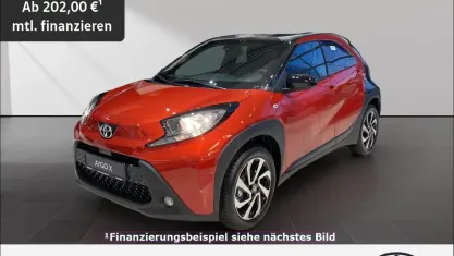 Gebraucht Toyota Aygo X Team 72 PS (52 kW) 2024 3u4)/ black mica (209) (rot SUV