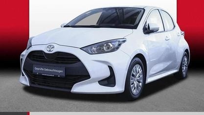 Gebraucht Toyota Yaris Basis 72 PS (52 kW) 2023 Schneeweiß Kleinwagen