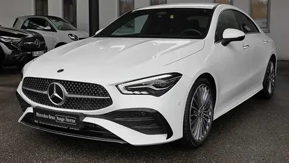 Weiß Gebraucht 2024 Mercedes CLA200 AMG line Coupé | 35.990 € (Fairer Preis)