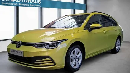 Gelb Gebraucht 2024 VW Golf VIII Life Kombi | 26.220 € (Fairer Preis)