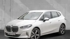 Mineralweiss metallic (weiß metallic) Gebraucht 2022 BMW 218 Luxury Line Van / Kleinbus | 27.970 € (Fairer Preis)