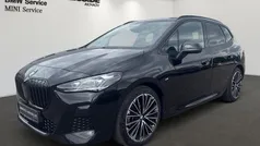 Saphirschwarz (schwarz) Gebraucht 2024 BMW 218 Active Tourer M Sport Van / Kleinbus | 31.900 € (Fairer Preis)
