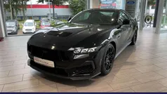 Iridiumschwarz metallic Neu 2025 Ford Mustang GT Fastback Coupé | 58.980 € (Fairer Preis)