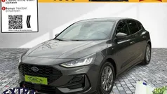 Magnetic metallic Gebraucht 2024 Ford Focus ST-Line Limousine | 22.850 € (Fairer Preis)
