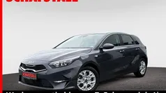 Grau ((h8g) pentametal met.) Gebraucht 2024 Kia Ceed Comfort Limousine | 21.479 € (Superpreis)