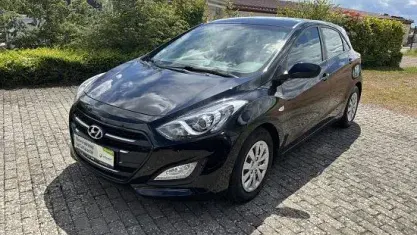 Gebraucht Hyundai i30 Classic 101 PS (74 kW) 2016 Phantom black Limousine