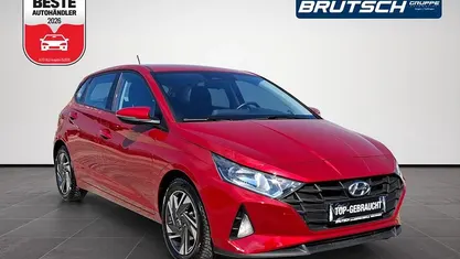 Gebraucht Hyundai i20 84 PS (61 kW) 2022 Dragon red metallic Kleinwagen