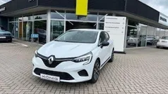 Weiß Gebraucht 2023 Renault Clio V Equilibre Limousine | 13.870 € (Fairer Preis)