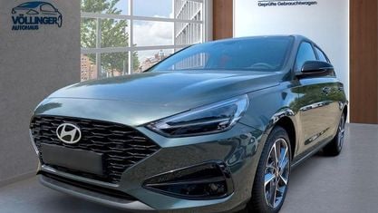 Neu Hyundai i30 Advantage 140 PS (102 kW) 2025 Cypress green / mic Limousine