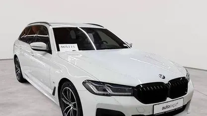 Gebraucht BMW 520 M Sport 190 PS (139 kW) 2023 Alpinweiß Kombi