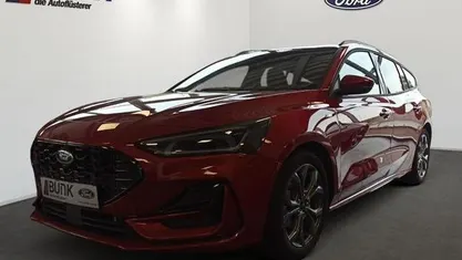 Fantastic red metallic (pn4jg) Gebraucht 2024 Ford Focus ST-Line Kombi | 25.900 € (Fairer Preis)