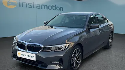 Grau Gebraucht 2022 BMW 330e Sport Line Limousine | 35.149 € (Fairer Preis)
