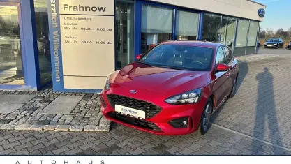 Gebraucht Ford Focus ST-Line 125 PS (91 kW) 2021 Fantastic red tc Limousine