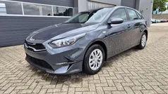 Deluxeweiß metallic Neu 2025 Kia Ceed Vision Limousine | 24.550 € (Fairer Preis)