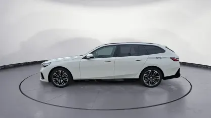 Gebraucht BMW 520 M Sport 197 PS (144 kW) 2026 Weiß Kombi