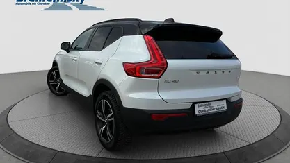 Gebraucht Volvo XC40 R-Design 163 PS (119 kW) 2022 Crystal white (weiß) SUV