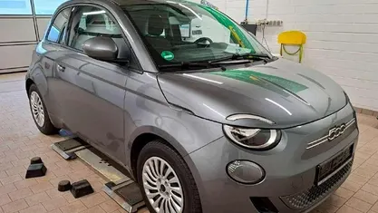 Grau Gebraucht 2023 Fiat 500e Kleinwagen | 23.999 € (Fairer Preis)