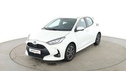 Weiß Gebraucht 2022 Toyota Yaris Team Limousine | 18.990 € (Fairer Preis)
