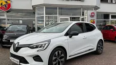 Weiß Gebraucht 2023 Renault Clio V Evolution Limousine | 13.997 € (Fairer Preis)