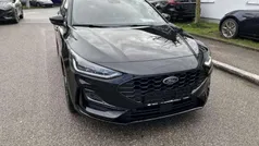 Schwarz (agate black metallic) Neu 2024 Ford Focus ST-Line Kombi | 28.880 € (Fairer Preis)