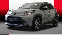 Urban khaki / night sky black Gebraucht 2024 Toyota Aygo Basis Kleinwagen | 15.889 € (Fairer Preis)