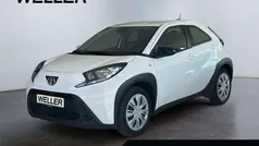 Weiss Gebraucht 2023 Toyota Aygo X-play Kleinwagen | 15.590 € (Fairer Preis)