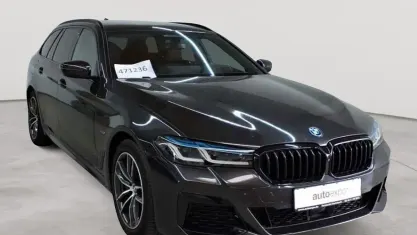 Gebraucht BMW 530e M Sport 184 PS (135 kW) 2023 Sophistograu brillanteffekt metallic Kombi
