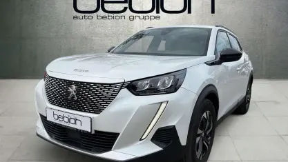 Gebraucht Peugeot e-2008 Allure 100 kW (136 PS) 2023 Perlmutt weiss SUV