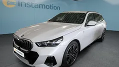 Weiß Gebraucht 2024 BMW 520 M Sport Kombi | 46.949 € (Superpreis)