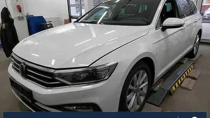Gebraucht VW Passat Elegance 150 PS (110 kW) 2024 Gletscherweiß metallic Kombi