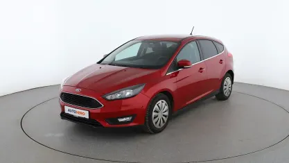 Używany Ford Focus Cool & Connect 155 KM (114 kW) 2018 Czerwony Sedan/Limuzyna