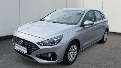 Gebraucht Hyundai i30 Select 120 PS (88 kW) 2021 Shimmering silver Limousine