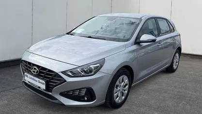 Gebraucht Hyundai i30 Select 120 PS (88 kW) 2021 Shimmering silver Limousine