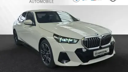 Gebraucht BMW 550e M Sport 489 PS (359 kW) 2025 Alpinweiss Limousine