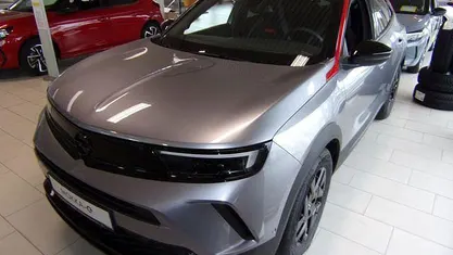 Grau (kontrast grau metallic) Gebraucht 2024 Opel Mokka-e SUV | 28.750 €