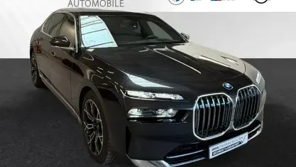 Gebraucht BMW 750e Comfort Edition 489 PS (359 kW) 2024 Sophistograu brillanteffekt metallic Limousine